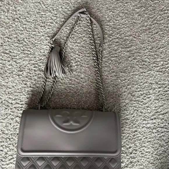 Tory Burch Fleming convertible in matte Grey Heron Quilted leather. Shoulder Bag - Picture 13 of 16